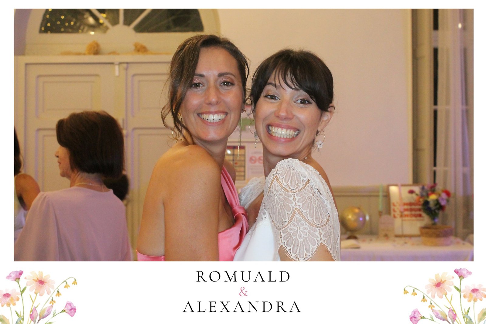 Tirage photobooth d'un mariage, cadre floral aux prénoms Romuald et Alexandra.