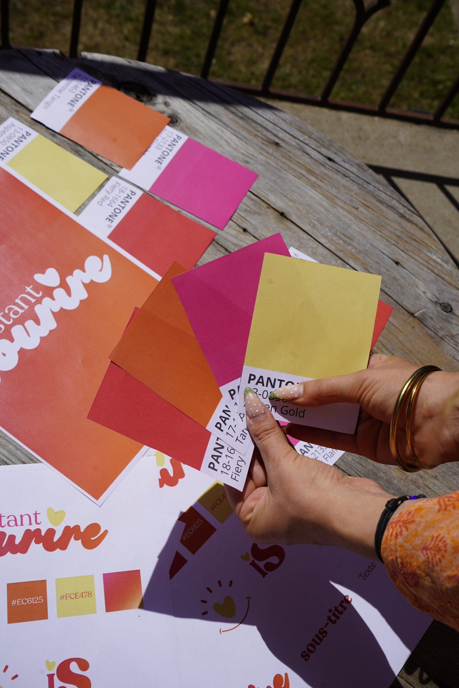 Nuanciers Pantone aux couleurs de la marque Instant Sourire.